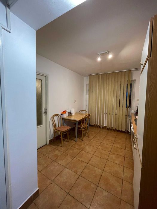 Apartament 3 camere, etaj 2/4 situat central la 250m lacul Padurice