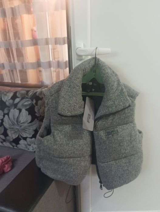 Късо елече сиво на цвят