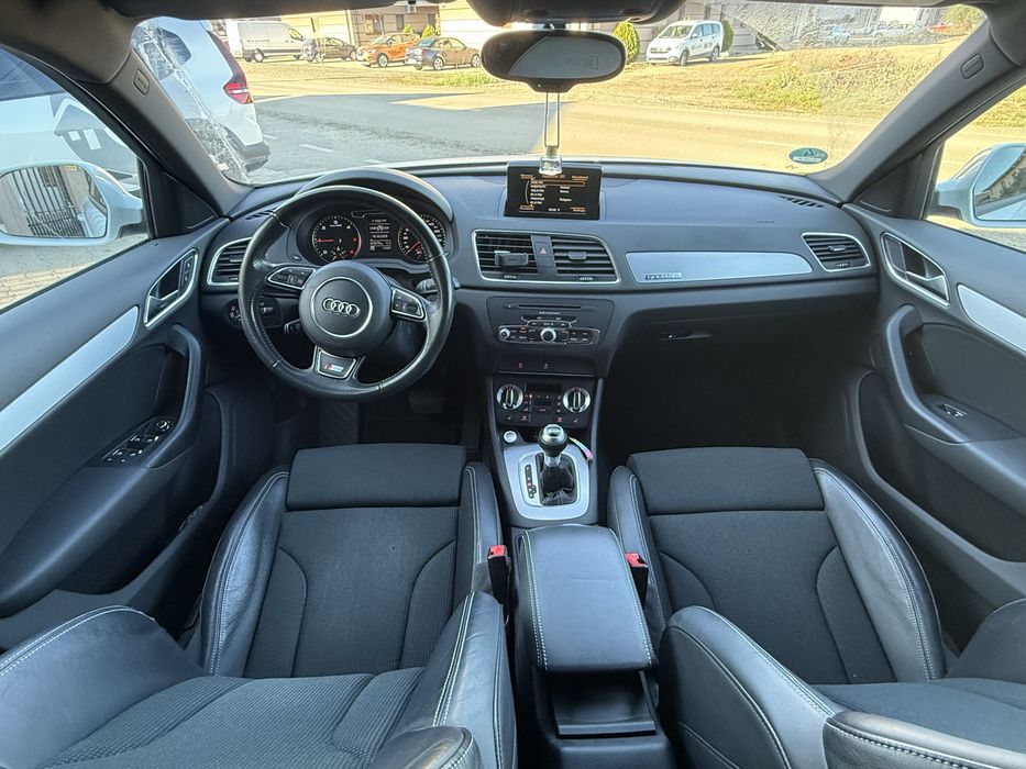 Audi q3  Quattro 2.0 tdi s line s tronic. Jante 19