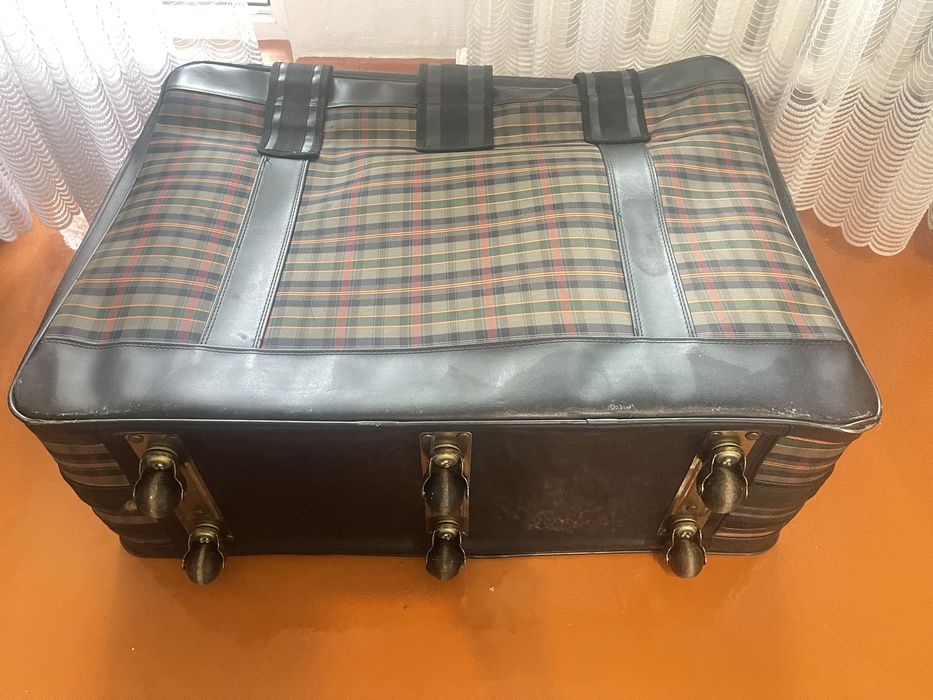 Чемодан на роликовых колесиках