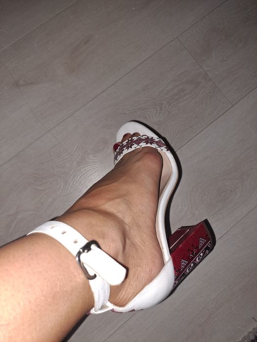 Sandale crisstalus cu motive tradiționale