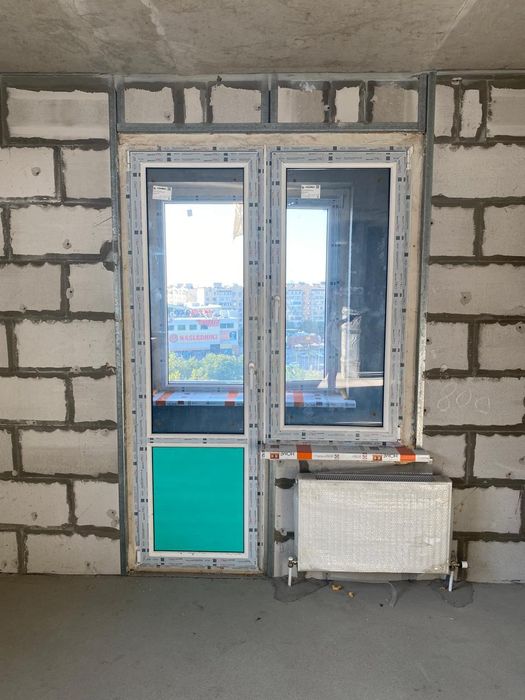 Пластиковая дверь и окно срочно продам