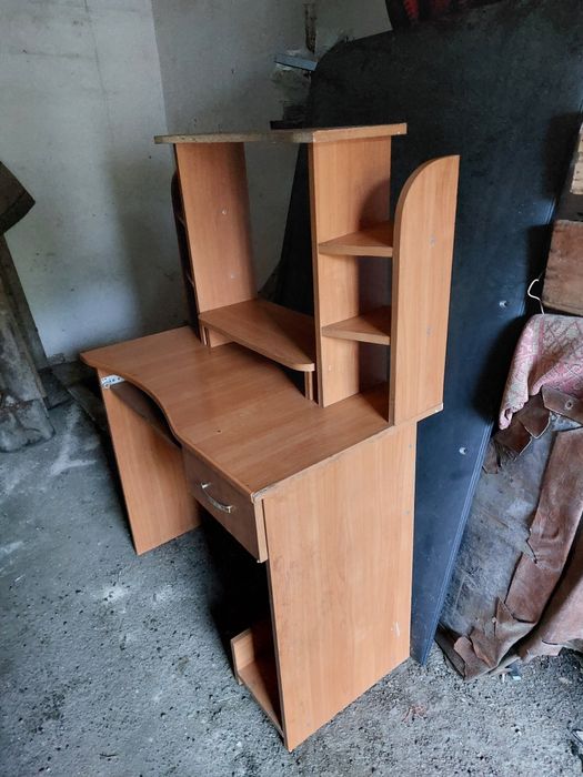 Продам компьютерный столик.