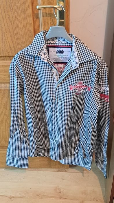 Продавам Официални Мъжки ризи

1. риза л цена 20лв
2.риза цена 40лв 2х