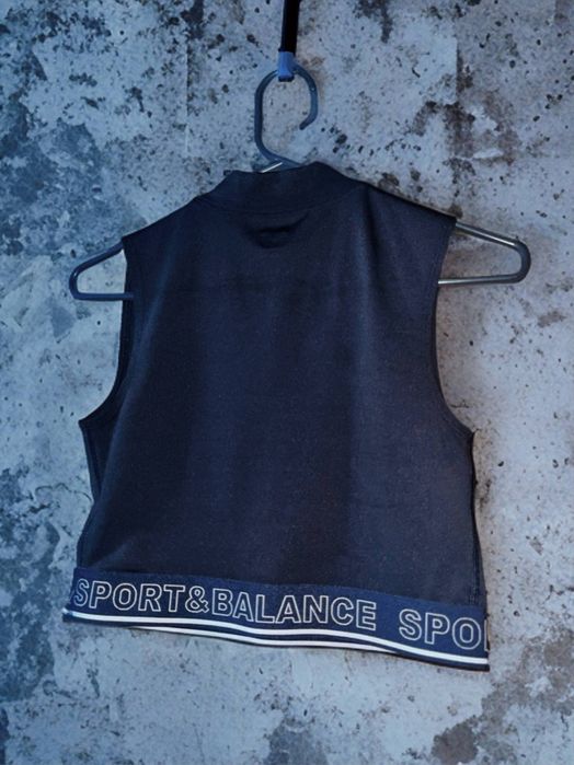 Спортивный черный топ без рукавов