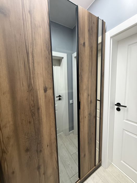Dulap dressing 6 uși cu oglinzi , modern, stare perfectă