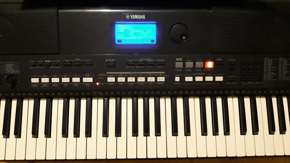 Продавам синтезатор Yamaha PSR-E433 подходящ също и за изучаващи пиано