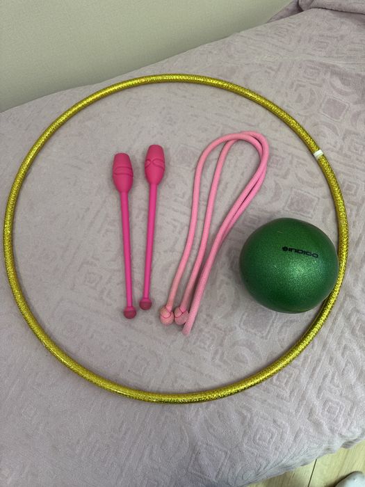 Обруч, скакалка, мяч и булавы для художественной гимнастики