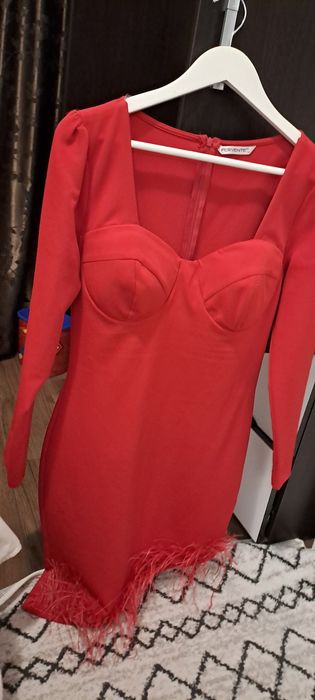 Rochie roșie cu pene