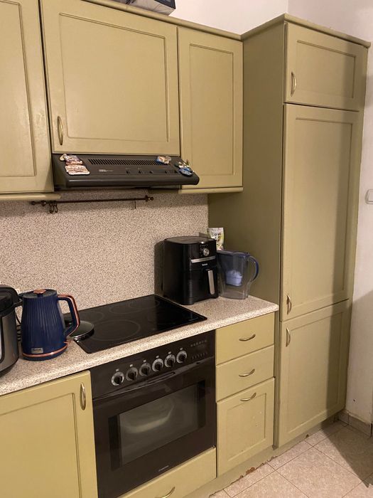 Кухня - дърво - фурна и вграден хладилник