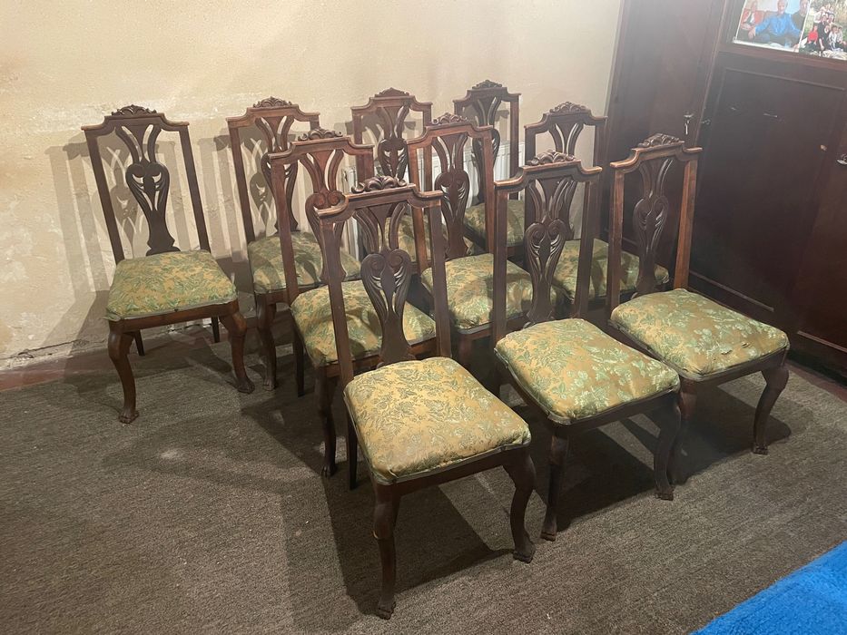 Masă extensibilă din lemn masiv cu 10 scaune sculptate, stil clasic