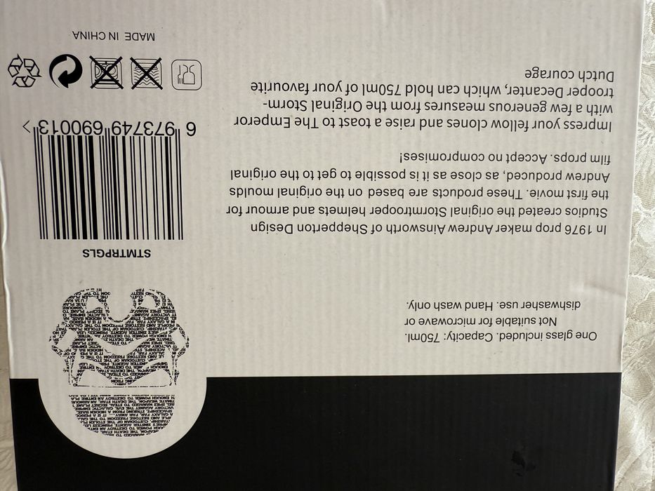 Бутылка и стаканы в виде Дарт Вейдера