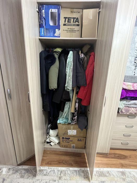 Продается угловой трех двернный шкаф