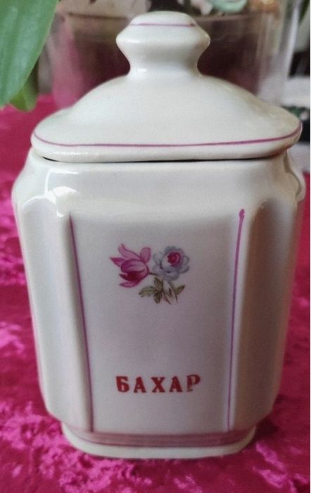 Порцеланови буркани за подправки. От два сервиза, за допълване.