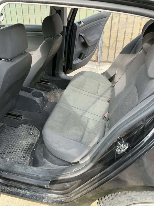 Vand golf 5  si vreau seriozitate