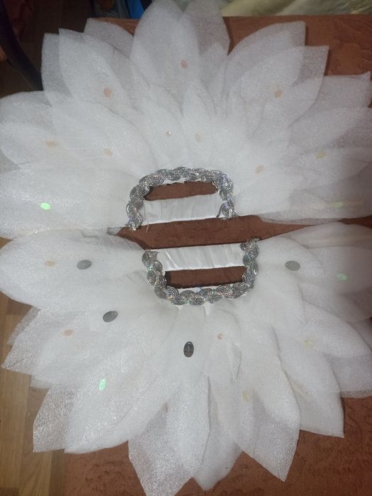 Белое базовое платье с веерами