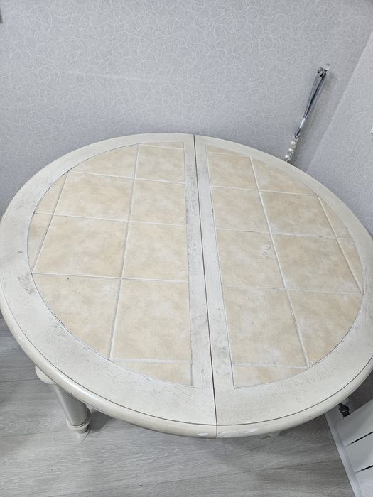 Продам стол круглый и 4 стула