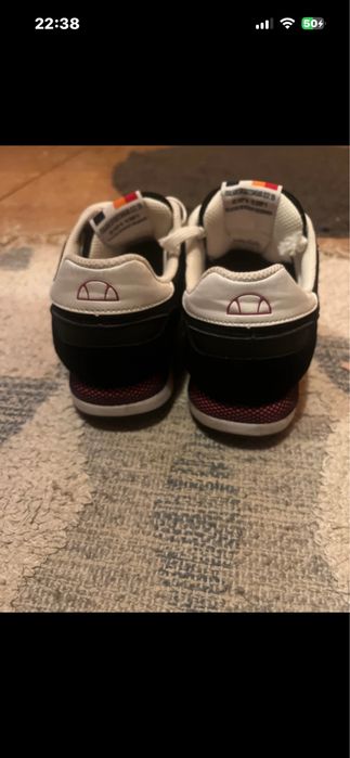Asidasi ELLESSE