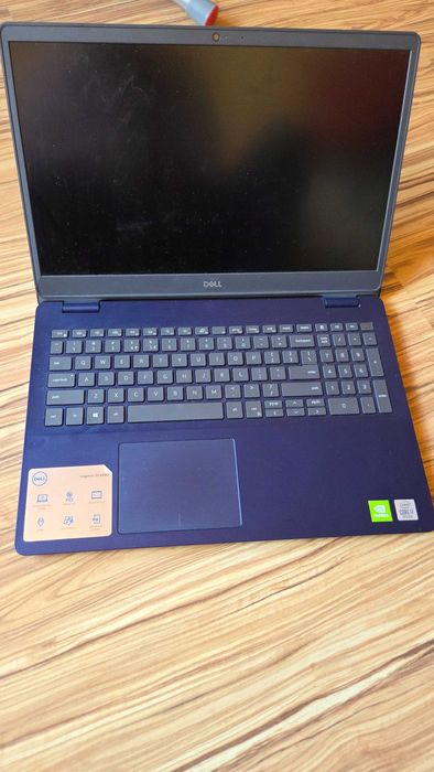 Продавам Dell Inspiron i7-1065G7 15 5000