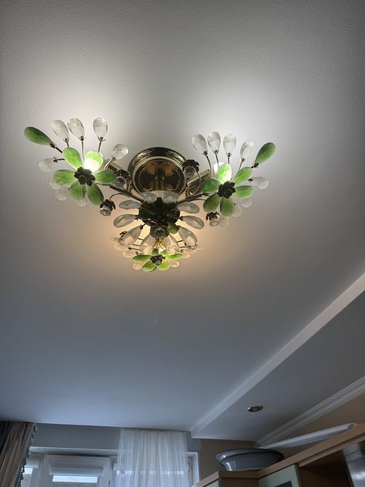 Люстра очень красивая.    .            .                             .