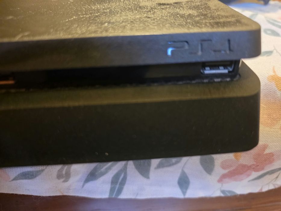 Consola PS4 cu 8 jocuri la pachet