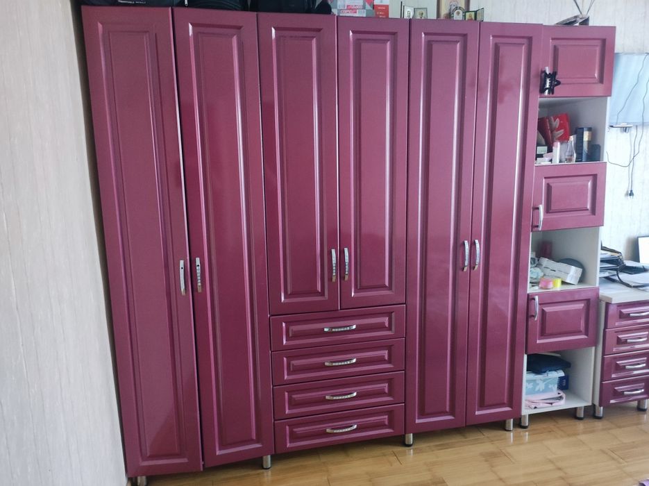 Продается стол, шкаф и пенал.