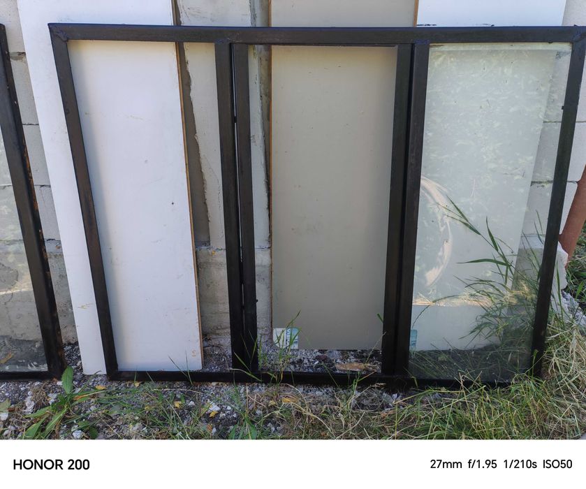 2 rame de geam din cornier cu  grilaje antiefractie aferente