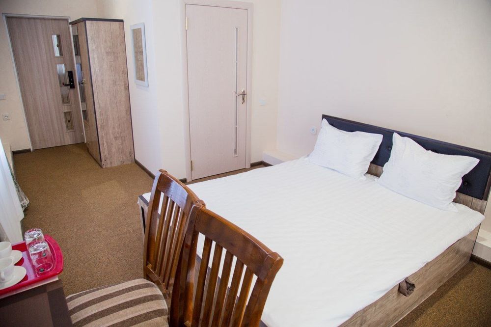 Bez zaks [Гостиница без загса] pasport yoki prava