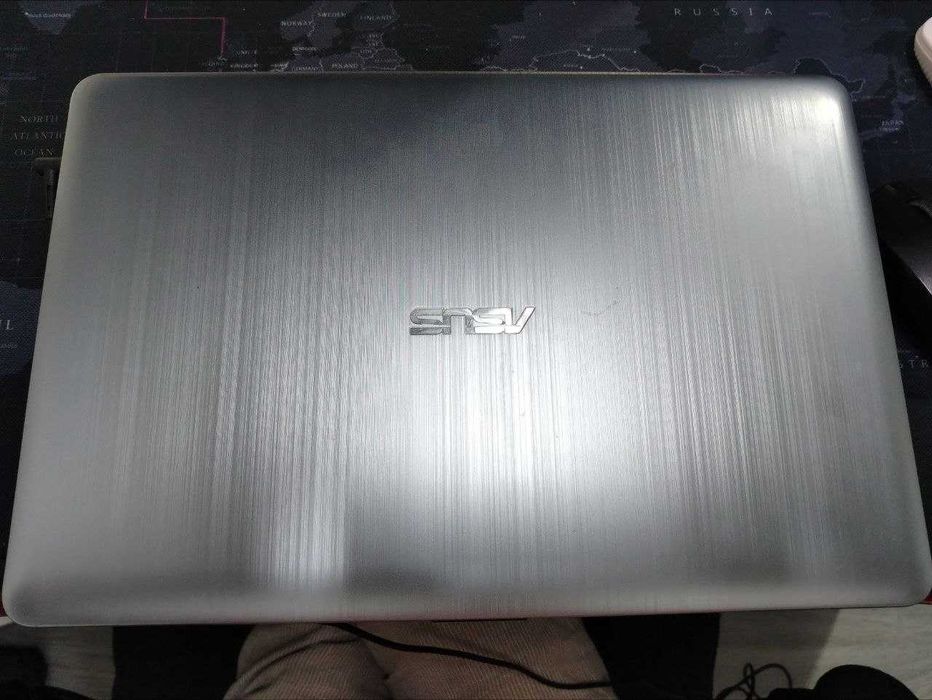 ASUS notebook sotiladi