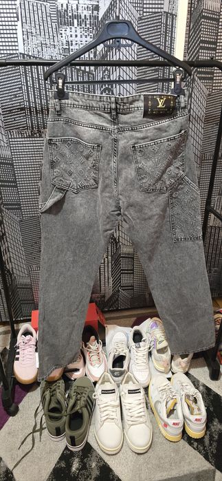 Vând blugi louis vuitton