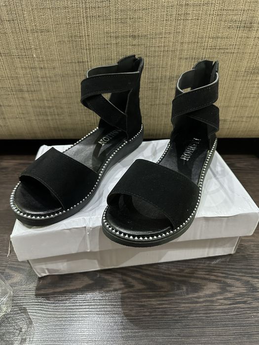 Продам сандали женские