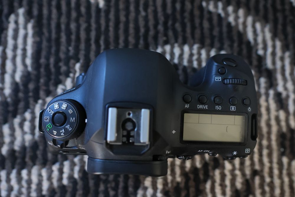 Sotiladi 6 d mark 2 body