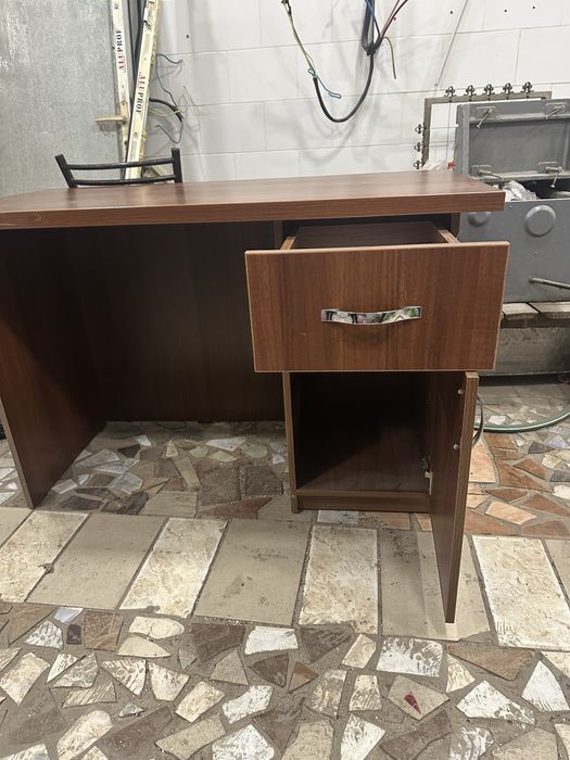 Продаю Комплект мебели для офиса/дома: стол, тумба, стеллаж