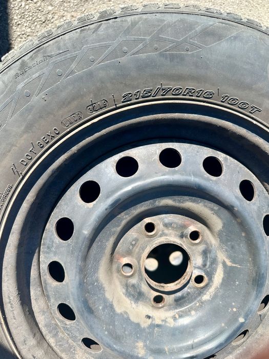 Комплект 4 бр. зимни гуми Nexen 215/70 R16 със стоманени джанти и тасове