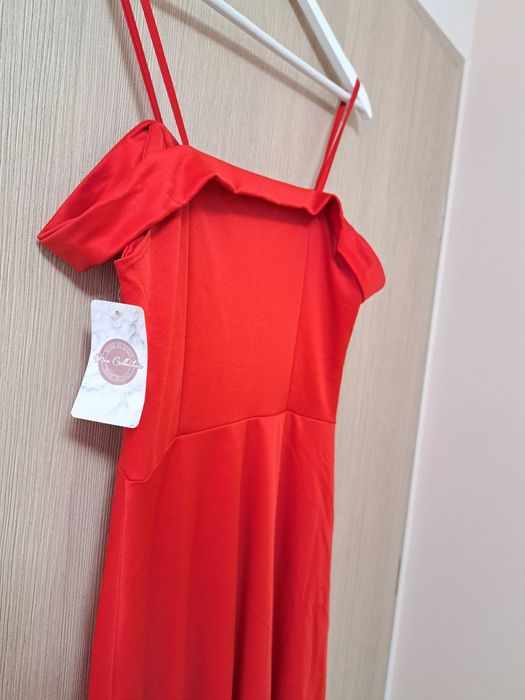 Дамска червена рокля с цепка. Нова