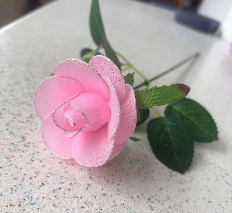 Flori artificiale făcute manual