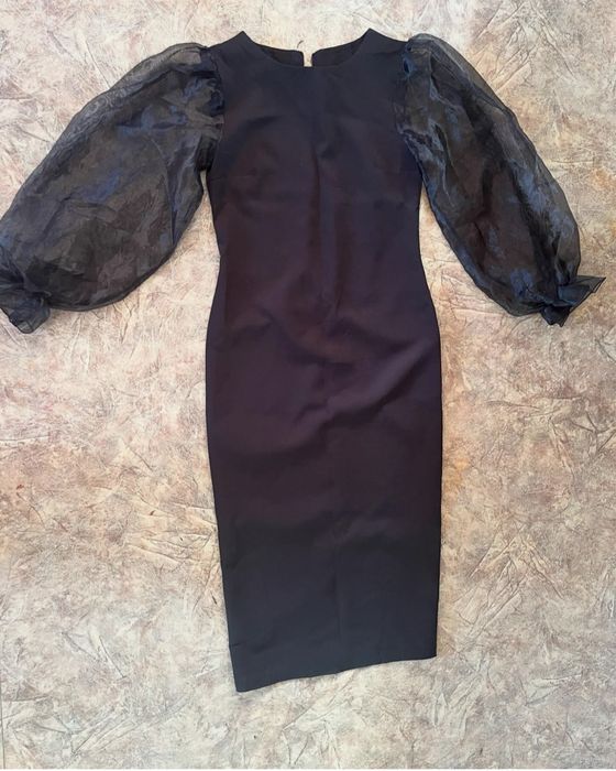 Платье ниже колен .