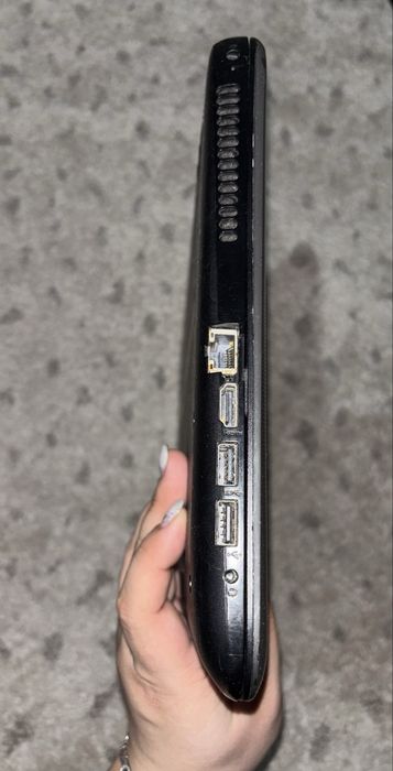 Vând laptop pentru piese (Este funcțional)