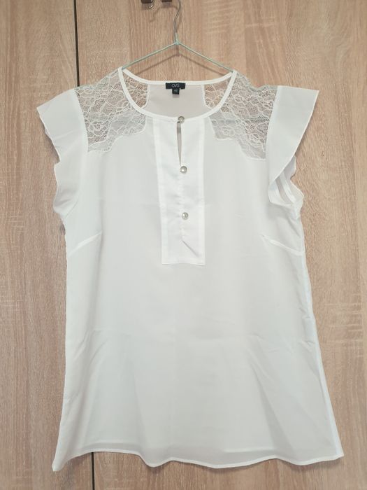 Vand bluze albe (totul 50 de lei)