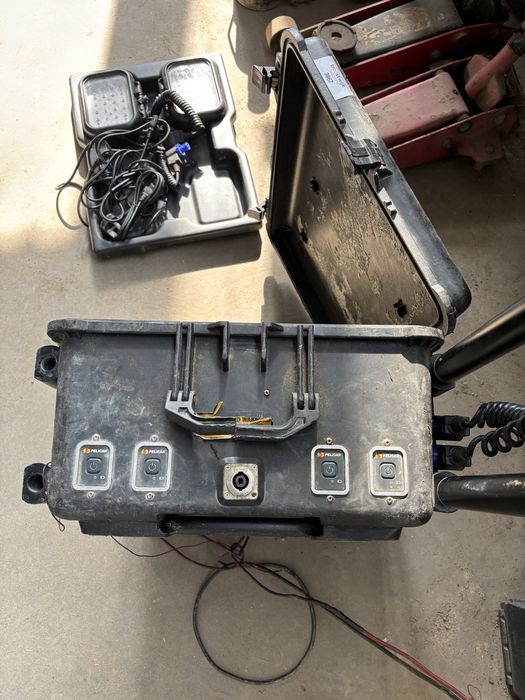 Подвижна станция с телескопични  лампи и акумулатори