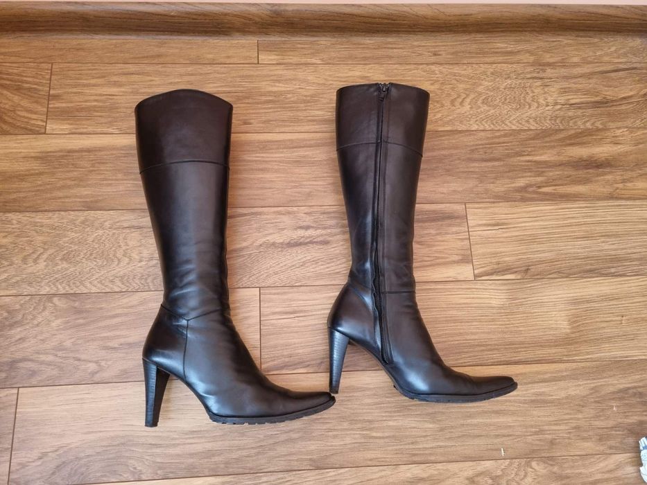 Продавам черни кожени ботуши на фирмата Max Mara