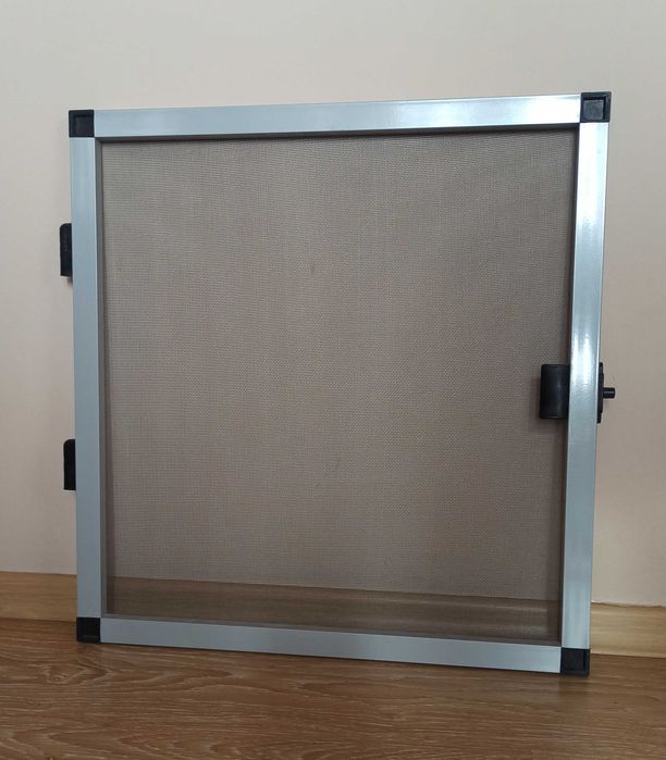 Комарник със сив профил