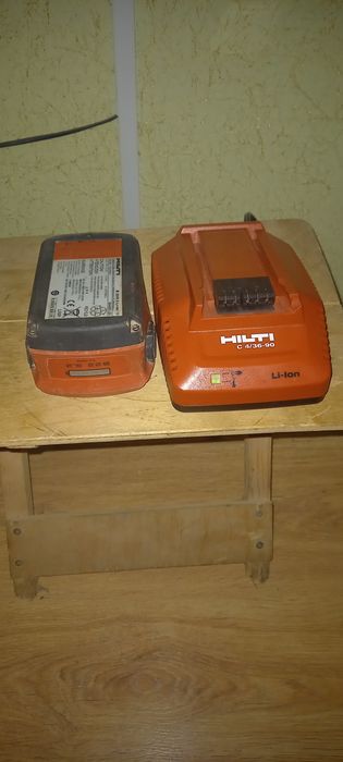 HILTI зарядное с аккумулятром