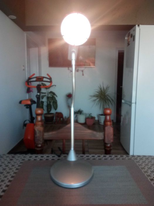 Стилна и красива ,настолналампа.