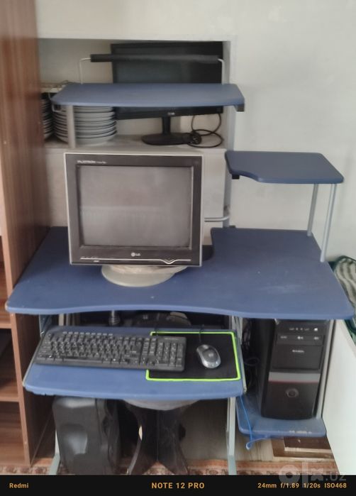 Kompyuter sotiladi stol bilan
