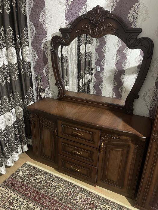 Комод с зеркалом