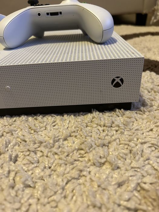 Consola Xbox One S + 3 jocuri pe disc