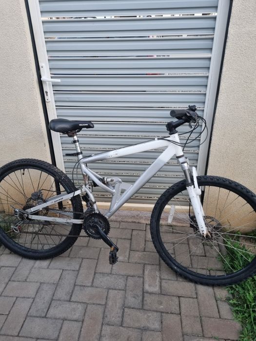 Bicicleta full suspension