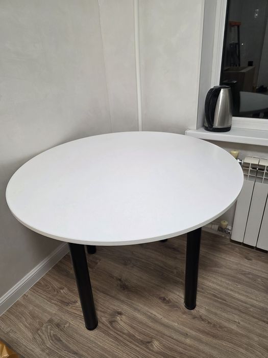 Стол круглый диаметр 100 см.