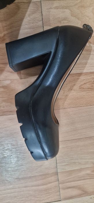 Срочно продам Туфли женские